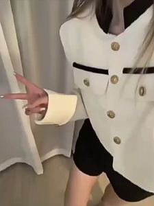 Blazer Putih Model Crop Elegan Style M599