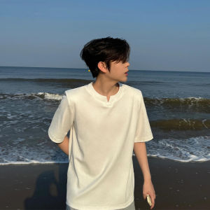 คลีนฟิต สีขาว คอวี เสื้อยืดแขนสั้นอเมริกันเฮนรี่คอปกความรู้สึกระดับไฮเอนด์หล่อไหล่ความยาวครึ่งเสื้อ ฤดูร้อน