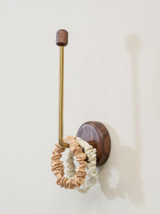 ที่เก็บของติดผนังไม้สำหรับห้องน้ำ ที่เก็บยางมัดผม ยืดได้ เส้น แบบติดผนัง สไตล์นอร์ดิก ไม่ต้องเจาะผนัง