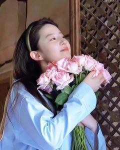 Áo Khoác Sơ Mi Rộng Màu Xanh Đơn Giản Cầm Hoa Chống Nắng Áo Khoác Ngoài Phong Cách Công Sở Cổ Tròn Dài Tay Thường Xuyên