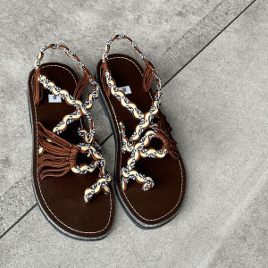 รองเท้าแตะลําลองไทยทอมือใหม่สําหรับผู้หญิงแฟชั่นชายหาดฤดูร้อนสวมกันลื่นทนต่อการสึกหรอข้อเท้าต่ําออกแบบพื้นยาง