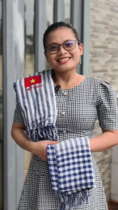 Khăn rằn nam bộ màu xanh hòa bình - Khăn rằn thêu cờ VN ý nghĩa dùng làm quà tặng hoặc khăn choàng