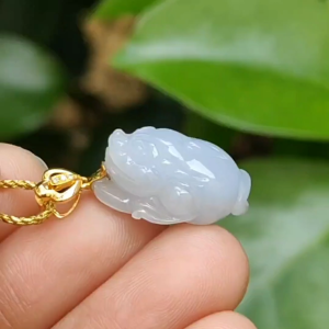 Three Legs Toad Pendant on Light Lavender Natural Type A Jadeite Jade added with 18k clasp certificate weighs 3.76 grams measurement 19.1 * 13 * 9.1 mm (18kp102)