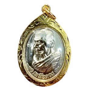 K253 เหรียญเหนือดวง หลวงปู่ศิลา หลวงปู่มหาศิลา สิริจันโท วัดโพธิ์ศรีสะอาด อ.เมือง จ.กาฬสินธุ์ ปี 2562 กรอบพระ ทองไมครอน ขนาด 4x3 cm.