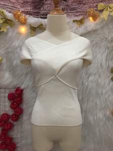 Áo Cổ V Đắp Bẹt Vai - 2 hand- hiệu ANNA CHIC- Size M(A118)