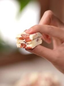 HuanXiHuaSheng | Strawberry & Milk Flavor Cake Dried Fruit Snack