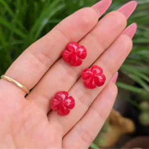 Q991 Charm cỏ 4 lá Ngọc Huyết Đỏ nổi bật cánh cân đối sẵn lỗ 2li hợp Hỏa & Thổ - Phong Thủy TUDO