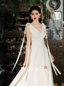 เรียน สีขาว ต้นฉบับ สีขาว ผ้าซาติน เดรส สไตล์ฝรั่งเศส งานแต่งงาน เดรส ไหล่ปรับได้ สายคล้อง มีเข็มขัด กลาง เอว ทรงเอ ยาว เดรส