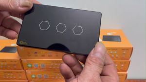 Công tắc Datic Hunonic kết nối Wifi điều khiển từ xa qua điện thoại3 nút. Bảo hành 1 năm