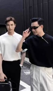 Áo thun nam trơn phối zip đơn giản nhưng sang trọng rất dễ phối đồ.