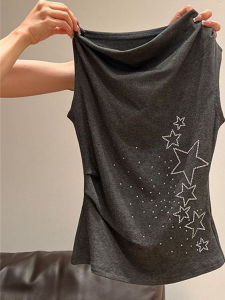 เสื้อยืดแขนกุดทรงเข้ารูปสีเทาลายดาวสไตล์อเมริกันสำหรับผู้หญิง ฤดูร้อน 2025 ใหม่ ดีไซน์ด้วยเพชร แฟชั่นสตรีท