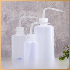 Plastic Flushable Bottle with Curved Pointed Nozzle Head for Korean Skin Management Beauty Salon Use Washing Bottle