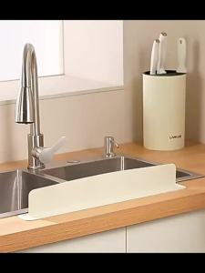 1PC Silicone Sink Baffle Splash Guard with Suction Cup Pool To Protect Clothes From Splashing Water Baffle