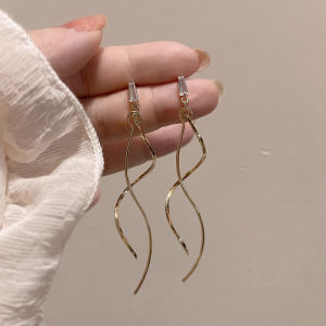 Fashionable Luxury Golden Line Earrings Elegant High-End Feeling Niche Design Cold Style Ear Jewelry New Trending