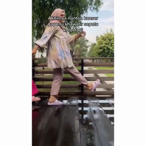 Blow BIRKIN 0001 Canggu Sandal\\n\\n Apa Itu Blow BIRKIN 0001 Sandal Canggu?\\n\\n Sejarah & Inspirasi\\n\\nBlow BIRKIN 0001 adalah sandal yang dirancang oleh perusahaan sepatu Indonesia, Blow, dengan inspirasi dari gaya dan desain modern. Dengan fokus pada kenyamanan dan keindahan, Blow BIRKIN 0001 menjadi pilihan tepat untuk pria dan wanita yang mencari sandal berkualitas tinggi.\\n\\n Fitur & Keunggulan\\n\\nSandal ini memiliki beberapa fitur unggulan seperti:\\n\\n- Desain modern yang menarik dan berbeda dari sandal lainnya\\n- Material berkualitas tinggi yang tahan lama dan mudah dibersihkan\\n- Kebutuhan untuk berbagai ukuran dan model yang cocok untuk pria dan wanita\\n- Kombinasi warna yang menarik dan beragam\\n\\n Bagaimana Memilih Sandal Pria & Wanita Desain Modern?\\n\\n Ukuran & Model\\n\\nPenting untuk memilih sandal yang sesuai dengan ukuran kaki Anda. Pastikan untuk mengukur kaki Anda secara akurat sebelum membeli sandal. Selain itu, pilih model yang sesuai dengan selera Anda dan sesuai dengan acara atau aktivitas yang akan Anda lakukan.\\n\\n Material & Kualitas\\n\\nMaterial sandal yang baik harus tahan lama dan mudah dibersihkan. Beberapa material populer termasuk kulit, sintetis, dan bahan alami seperti rotan atau bambu. Pastikan untuk memeriksa kualitas material sebelum membeli sandal.\\n\\n Bagaimana Merawat Sandal Blow BIRKIN 0001?\\n\\n Tips & Trik\\n\\nUntuk menjaga kualitas dan tampilan sandal Blow BIRKIN 0001, ikuti tips berikut:\\n\\n- Bersihkan sandal secara teratur menggunakan lap lembut dan sabun ringan\\n- Jangan merendam sandal dalam air\\n- Simpan sandal di tempat yang kering dan teduh\\n\\n Kesalahan Umum & Solusi\\n\\nBeberapa kesalahan umum saat merawat sandal termasuk:\\n\\n- Menggunakan bahan pembersih yang terlalu keras\\n- Merendam sandal dalam air\\n- Menyimpan sandal di tempat yang lembab\\n\\n Apa Itu Sandal Nyaman & Elegan?\\n\\n Kriteria Sandal Nyaman & Elegan\\n\\nSandal nyaman dan elegan harus memenuhi beberapa kriteria, antara lain:\\n\\n- Desain yang menarik dan modern\\n- Material berkualitas tinggi yang tahan lama dan mudah dibersihkan\\n- Ukuran yang pas dan nyaman digunakan\\n- Warna dan kombinasi yang menarik\\n\\n Rekomendasi Untuk Pria & Wanita\\n\\nBlow BIRKIN 0001 adalah pilihan tepat untuk pria dan wanita yang mencari sandal berkualitas tinggi dengan desain modern dan nyaman. Dengan berbagai ukuran dan model yang tersedia, Blow BIRKIN 0001 dapat dipakai untuk berbagai acara dan aktivitas.\n}