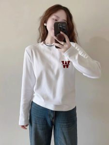 เสื้อยืดคอกลมแขนยาวผ้าฝ้ายแท้สีขาวสำหรับผู้หญิงในช่วงต้นฤดูใบไม้ผลิ เสื้อชั้นในฤดูใบไม้ร่วงและฤดูหนาว ความรู้สึกระดับไฮเอนด์ เสื้อชั้นในลำลอง