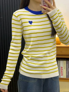 เสื้อยืดคอกลมแขนยาวถักลายทางสีเหลืองสำหรับผู้หญิง เสื้อผ้าทำงานสไตล์เกาหลี ปักลายหัวใจ เสื้อผ้าทำงานทรงเข้ารูป เสื้อผ้าทำงานแขนยาว