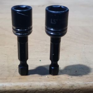 Combo 2 Đầu bắn tôn 8 ly và 10 ly thương hiệu LS Được làm từ thép hợp kim Cr-V (Chrome Vanadium) mạ đen cứng rắn bền bỉ không biến dạng khi sử dụng và có tính thẩm mỹ cao. Đầu trục có từ tính nên giữ con vít tốt độ hút cao- Cửa Hàng Nam