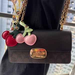 พวงกุญแจจี้กระเป๋าทรงเชอร์รี่สำหรับผู้หญิง ดีไซน์สวยหรู สีแดงชมพู หนัง อุปกรณ์ตกแต่งกระเป๋า แบบยอดนิยมในอินเทอร์เน็ต