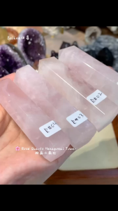 🌸 Rose Quartz Hexagonal Tower 粉晶六角柱 只需Only #myr33/pc(一根)  👇Code R#01 - R#04   🌸 粉晶六角柱 粉晶象征着爱情与温柔，六角柱能量聚焦，帮助平衡心轮，带来内心的安宁与温暖。摆放在卧室或书房，可营造柔和磁场，吸引美好缘分与和谐人际。
