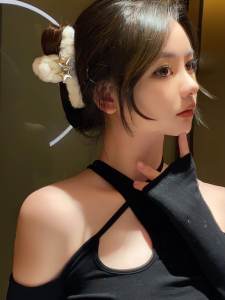 Adorable Medium Size Shark Hair Clip Velvet Star Hair Claw Sweet Style Fashionable Autumn Winter New Arrival Black White Hair Accessories
