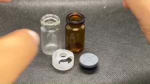 ขวด 5 มล.(50ใบ) แก้ว  +จุกเทา +ฝาครอบ