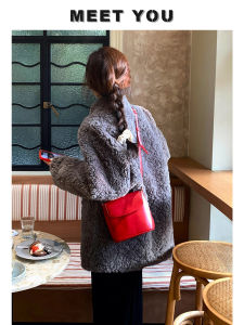 กระเป๋าสตางค์ผู้หญิงทรงถังสีแดงฮอต กระเป๋าสะพายข้างสำหรับเจ้าสาว วัสดุ PU ทรงสี่เหลี่ยมเล็ก ดีไซน์หรูหรา สไตล์เกาหลี