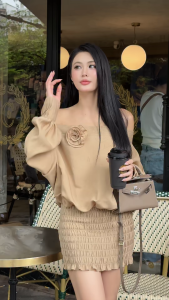 Đầm tơ trễ vai tay bồng đính hoa cài 3D phong cách năng động trẻ trung Khiết KD470