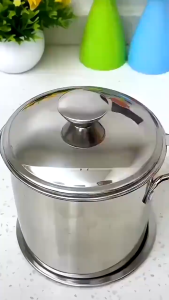 [ซื้อ 1 แถม 1]หม้อกรองน้ำมัน 1.3L หม้อกรองน้ำมันพืช ขวดถังเก็บรั่วซึม ความจุขนาดใหญ่ พร้อมตะแกรงกรอง มีฝาปิด ที่จับ คุณภาพดี