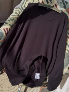 เสื้อยืดแขนยาวสีดำลายฮอลแลนด์สไตล์เกาหลีสำหรับผู้หญิงในฤดูใบไม้ร่วง ทรงหลวม เสื้อชั้นใน ผ้าฝ้ายผสมโพลีเอสเตอร์