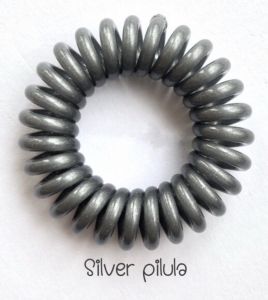 ยางรัดผม Ponytail สี Silver Pilula (สีเทาเข้ม) ไม่รัดผมจนทำให้ปวดหัว นำไปแช่น้ำร้อนเพื่อให้สินค้าคืนตัวได้ (1เส้นต่อ1กล่อง)