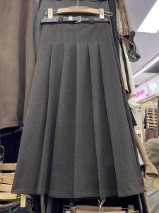 กระโปรงทรงเอเอวสูงสีเทา กางเกงขายาวทรงเอผ้าขนสัตว์สำหรับผู้หญิง ฤดูใบไม้ร่วง 2025 ใหม่ กระโปรงสั้นลายพับ ขนาดเล็ก