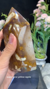 Yellow Phantom Agate Tower Point 🔮天然顶级花玛瑙幸运六角柱 背部全黄花 正面雪白白水晶 收藏❤️  黄幽玛瑙柱子内部带有层层色带与幻影纹理，宛如山峦或流动的云雾，展现独特的自然之美。黄色象征阳光与活力，带来温暖与积极能量。