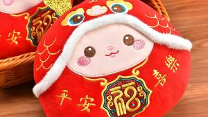 DÂY TREO XE TÚI XÁCH BÉ RỒNG ĐỎ NHỒI BÔNG 10cm ĐÁNG YÊU