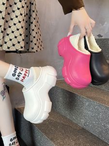 ผู้หญิง รองเท้าสลิปออนด้านล่างหนา ผ้าขนแกะ รองเท้าแตะในร่มกลางแจ้งแบบมีซับในกันลื่น สไตล์เกาหลี ส้นแบน อุ่น รองเท้ากันน้ํา