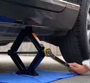 Mechanical scissor jack suitable for all cars equipped with free rocker for wheel nuts/bolts