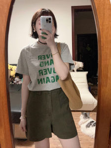 กางเกงขาสั้นผ้ายีนส์ทรงหลวมเอวสูงสไตล์เกาหลีสำหรับผู้หญิง สีเขียวทหารย้อนยุค กางเกงขาสั้นทรงตรงกระชับสัดส่วนสำหรับฤดูใบไม้ร่วง