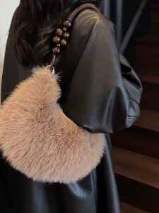 EchoBliss กระเป๋าหนังเฟอร์ผู้หญิงแฟชั่นทรงครึ่งวงกลม ดีไซน์ทันสมัย หูจับไม้และซิปภายใน ใส่ได้ทุกวัน