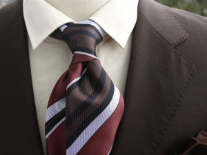 ลำลอง เนคไทลายทางสีน้ําตาลน้ําเงิน สีเขียว และสีส้มสําหรับผู้ชายและผู้หญิง เหมาะสําหรับทํางาน การถ่ายภาพ งานแต่งงาน และธุรกิจ