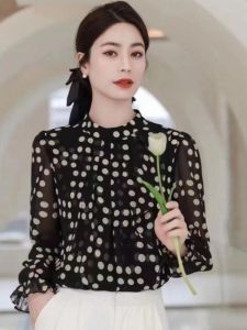 เสื้อเชิ้ตคอตั้งสไตล์ฝรั่งเศสย้อนยุคที่สวยงามสำหรับผู้หญิงในฤดูใบไม้ผลิปี 2025 ดีไซน์เก๋ไก๋และมีสไตล์