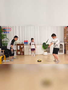 Kawdee  ลูกบอลของเล่นสำหรับเด็ก ลูกบอลลอยตัวสำหรับเด็กเล็ก ใช้พลังงาน เหมาะสำหรับใช้ในร่มและกลางแจ้ง ลูกฟุตบอลเรืองแสง ฝึกการบูรณาการประสาทสัมผัส ส่งเสริมปฏิสัมพันธ์ระหว่างพ่อแม่และลูก ของขวัญคริสต์มาส T156