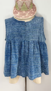 เสื้อแขนกุด เสื้อระบาย เสื้อผ้าฝ้าย 100% ทอลายในตัว สีม่อฮ่อม ทำหินขัด(Stone Wash)ผ้านุ่มมากใส่สบาย