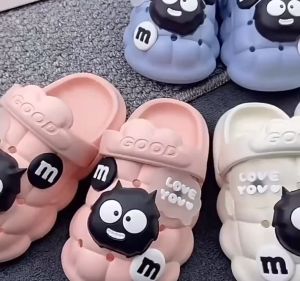 Aysa fashion รองเท้าเด็ก รองเท้ารัดส้นเด็ก รองเท้าหัวโต วัสดุEVA น้ำหนักเบา พื้นนุ่ม มีกันลื่น แต่งตุ๊กตา #sd026