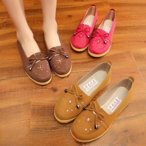 Casual Old Beijing Cloth Shoes for Women Anti-Slip Soft Sole Breathable Versatile Flat Footwear Ideal for Elderly and Youth