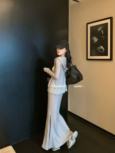 ชุดสองชิ้นสีเทาอ่อน เสื้อสเวตเตอร์มีฮู้ดและกระโปรงหางปลา ชุดลำลองสำหรับผู้หญิงในฤดูใบไม้ร่วง ชุดแฟชั่นสุดเก๋จาก He Chenxi