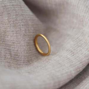 Fashionable 18K Gold Matte Finish Ring Womens Elegant Simple Band Ring Vintage Design Finger Accessory Luxury Sensation