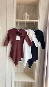 [ส่งฟรี]🔥[พร้อมส่ง] #IN00012  TAG INTUON บอดี้สูทไหมพรมผ้าพรีเมียม แขนยาว3ส่วน แต่งดอกไม้2ดอกช่วงอก T-SHIRTNISTA