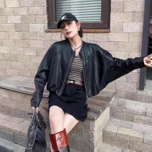 เสื้อแจ็คเก็ตหนังสั้นสีพื้น ทรงเข้ารูป สำหรับผู้หญิง ฤดูใบไม้ผลิ 2025 แฟชั่น ดีไซน์เก๋ไก๋ ดีเทลซิป คอวี แขนยาว ปกติ