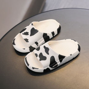 รองเท้าแตะใส่ในห้องสำหรับเด็กลายวัวนมแบบเหยียบฉลุลายรองเท้าแตะกันลื่นใส่อาบน้ำลายการ์ตูนน่ารักสำหรับเด็กหญิงและเด็กชาย