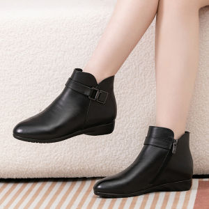 รองเท้าบูทสั้นส้นแบนหนังแท้สำหรับฤดูใบไม้ร่วงและฤดูหนาวรองเท้าคุณแม่วัยกลางคนพื้นนิ่มหนังวัวรองเท้าแบบหนังชั้นเดียวรองเท้าบูทบุคอตตอนบุขนกำมะหยี่ไซส์ใหญ่รองเท้าผู้หญิงรองเท้าบูทมาร์ติน